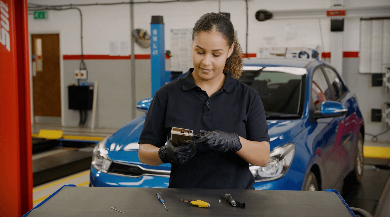 How to change filters in petrol injectors | Masters of Motion