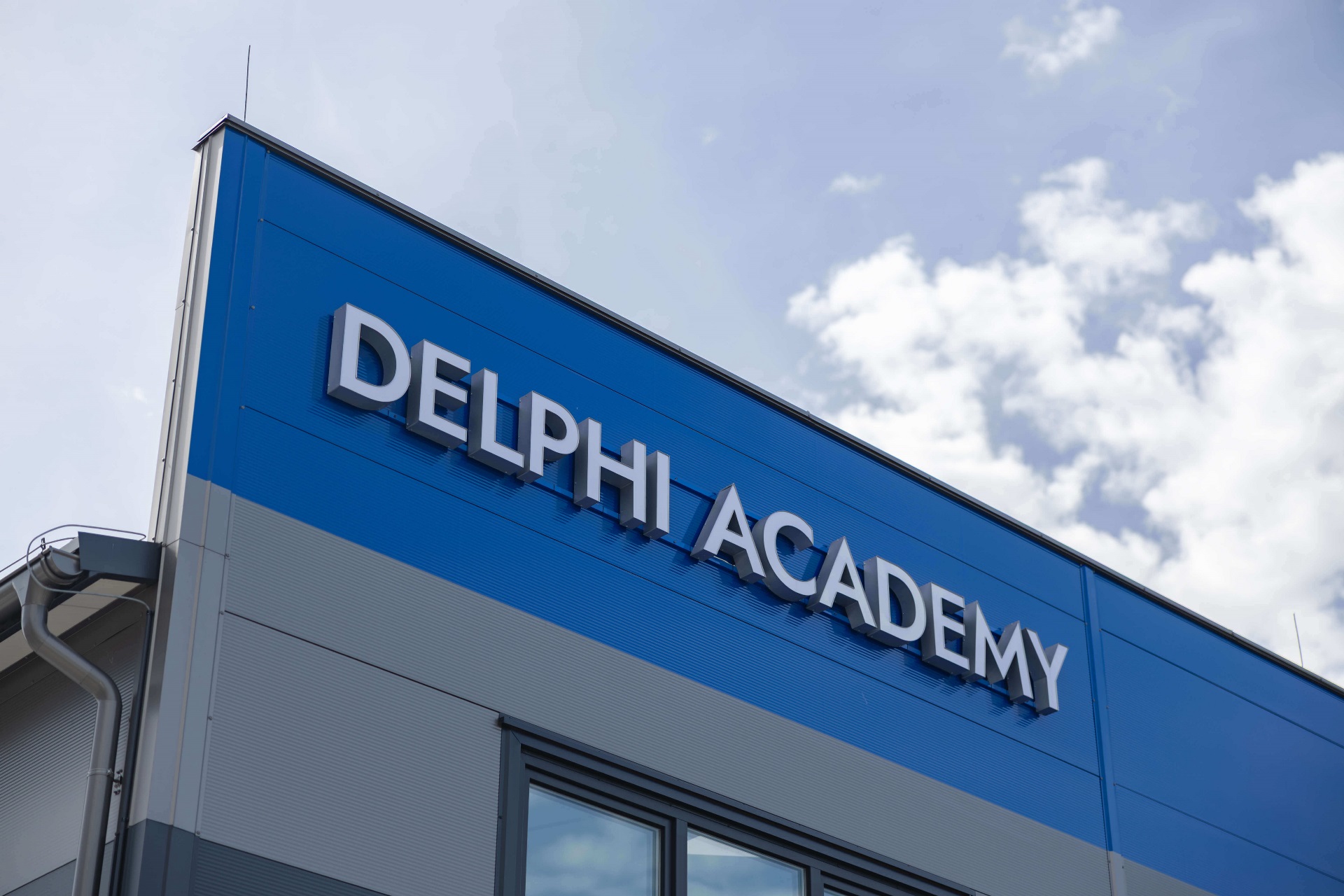 centrum-techniczno-szkoleniowe-delphi-academy-w-falentach-pod-warszawa