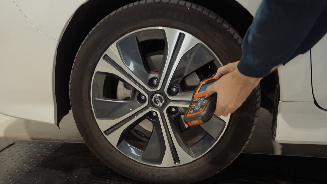 Come programmare la valvola TPMS su una Nissan Leaf | Masters of Motion