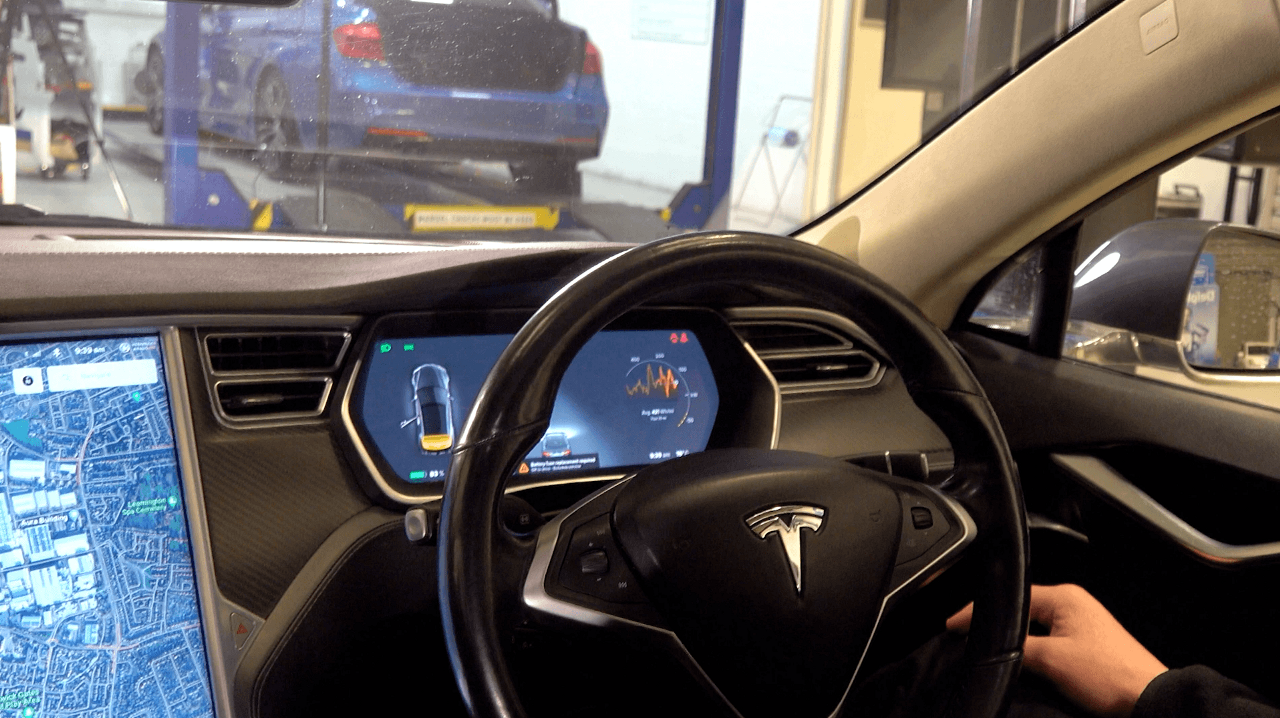 So ersetzen Sie die pyrotechnische Batteriesicherung in einem Tesla Model S