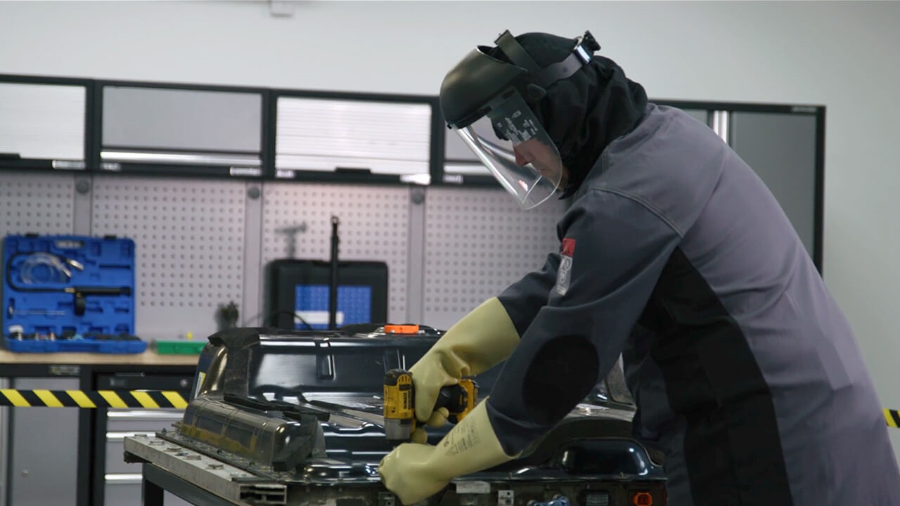 Masters of Motion - Cómo abrir con seguridad la caja de una batería de alto voltaje