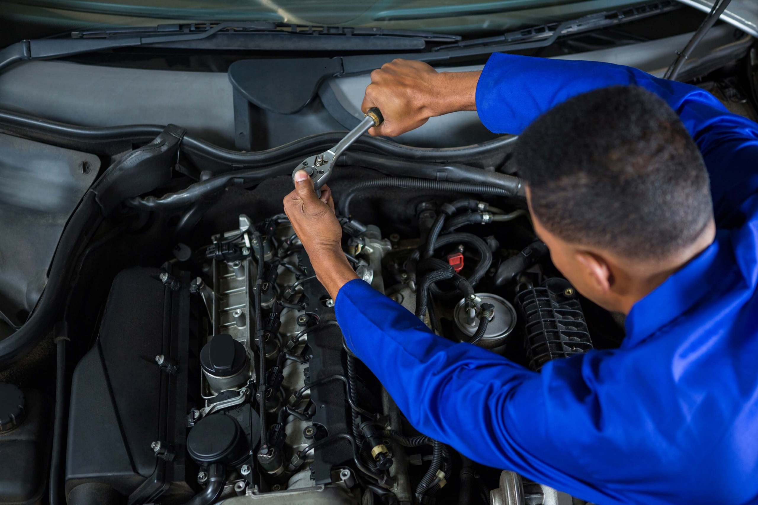 mecanico-consertando-motor-de-carro (002)